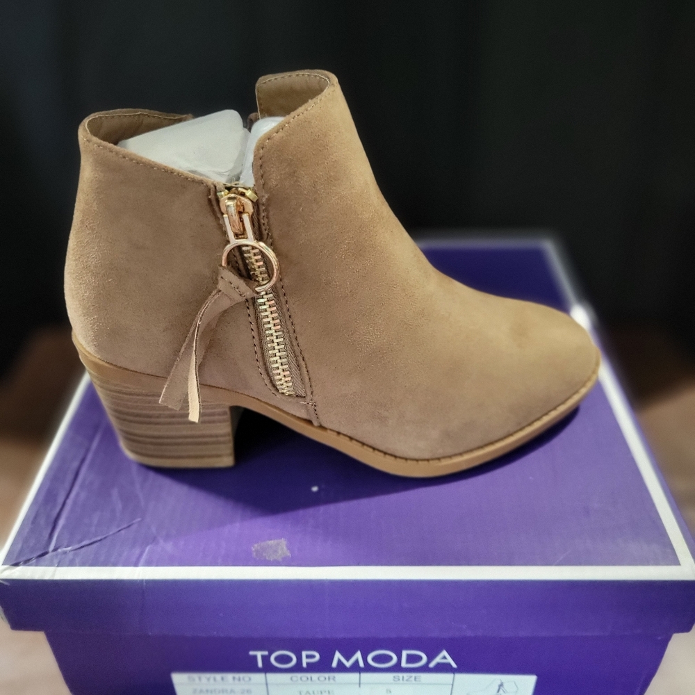 Top Moda size 5 Taupe booties